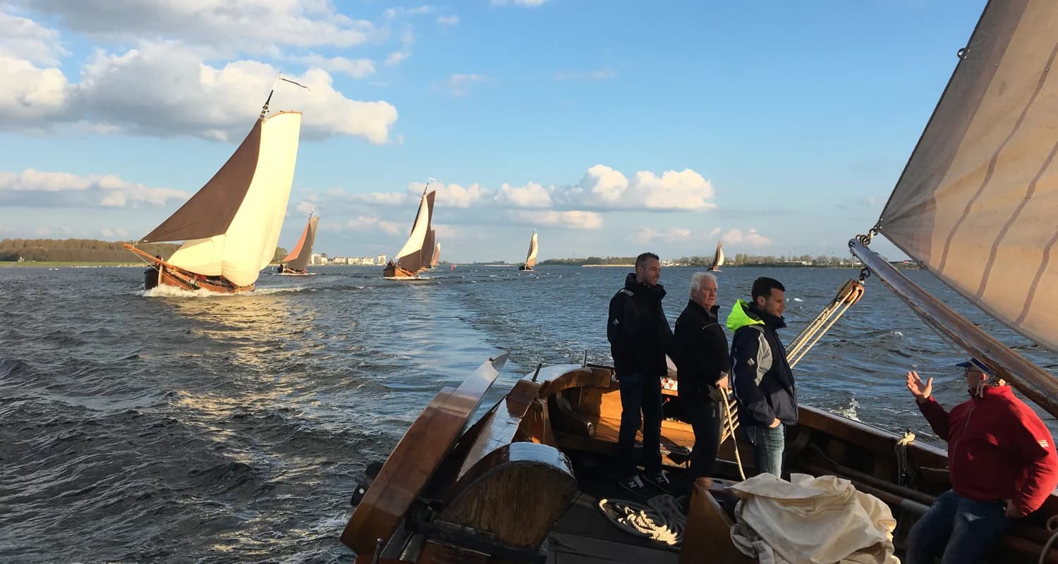 Een vloot botters op het water